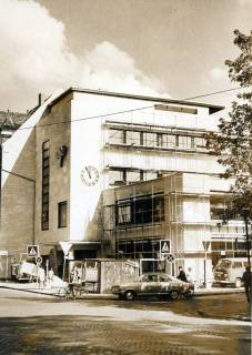 ARH Slg. Bartling 2813, Neubau der Volksbank Neustadt an der Ecke Marktstraße / Wunstorfer Straße vor der Fertigstellung, mit Resten des Gerüsts und des Bauzauns, Neustadt a. Rbge., 1971