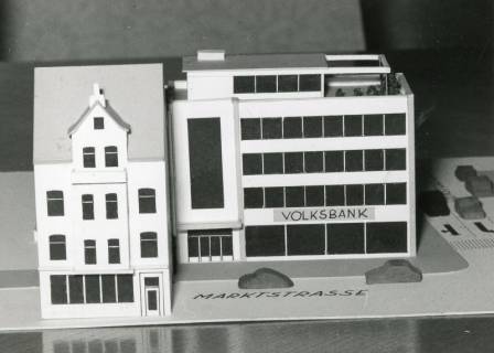 ARH Slg. Bartling 2819, Neubau der Volksbank Neustadt an der Ecke Marktstraße / Wunstorfer Straße, Architekurmodell des geplanten Baus samt Nachbarhaus (Bankhaus Baebenroth), Neustadt a. Rbge., 1969