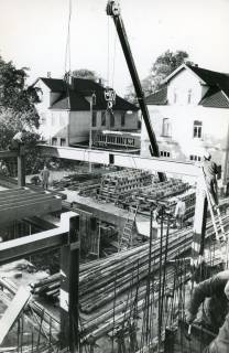 ARH Slg. Bartling 2821, Neubau der Volksbank Neustadt an der Ecke Marktstraße / Wunstorfer Straße, Einbau eines Stahlgerüstes mit Hilfe eines Baukrans, Neustadt a. Rbge., 1970