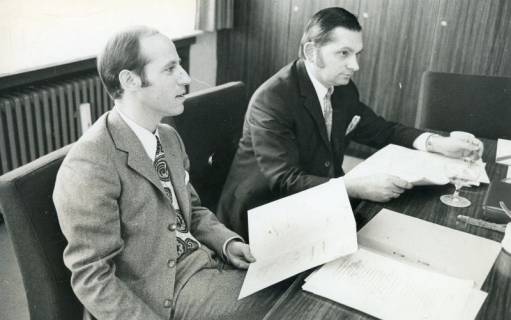 ARH Slg. Bartling 2823, Bankdirektor Lothar Dilba (r.) und Bankdirektor Heinz Schmitt erstatten am Tisch sitzend den Geschäftsbericht, Neustadt a. Rbge., 1973