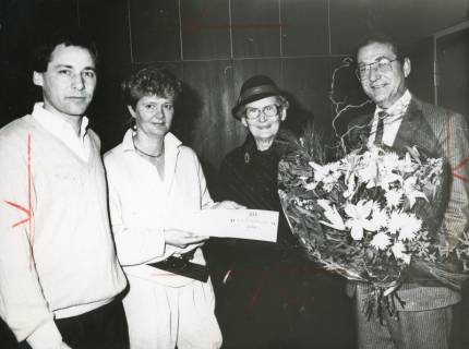 ARH Slg. Bartling 2833, Direktor der Volksbank Neustadt Eggers (r.) gratuliert mit einem Blumenstrauß einer älteren Dame, links Kauffrau Marion Krenz und N. N., Neustadt a. Rbge., um 1973