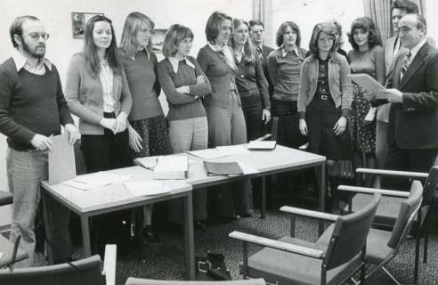 ARH Slg. Bartling 2842, Schulamtsdirektor / Schulrat Rolf Lorisch (r.) heißt zwölf neue Lehrer*innen in seinem Büro willkommen, Neustadt a. Rbge., 1975