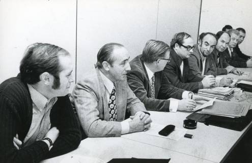 ARH Slg. Bartling 2845, Besprechung von Schulfachleuten, nebeneinander am Tisch sitzend, Neustadt a. Rbge., 1973
