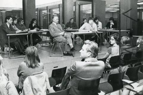 ARH Slg. Bartling 2846, Podiumsdiskussion über die Schulreform in ???, Blick über die Hinterköpfe der Zuhörer auf das Podium, 1974