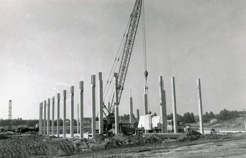 ARH Slg. Bartling 2866, Errichtung der Kooperativen Gesamtschule (KGS), Aufstellung der vorgefertigten Betonpfeiler für die an der Südseite entstehende Turnhalle mit Hilfe eines Baukrans, Neustadt a. Rbge., 1974