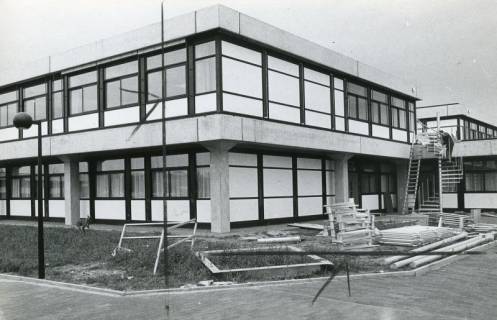 ARH Slg. Bartling 2875, Errichtung der Kooperativen Gesamtschule (KGS), Montage einer Außentreppe am fertigen Schulgebäude, Neustadt a. Rbge., 1974