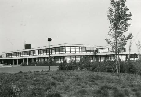 ARH Slg. Bartling 2876, Errichtung der Kooperativen Gesamtschule (KGS), Ansicht der Gebäudefront nach Fertigstellung der Gesamtanlage, Neustadt a. Rbge., 1974