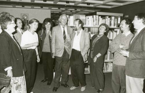 ARH Slg. Bartling 2886, Kooperative Gesamtschule (KGS), Lehrpersonal beim lockeren Stehkonvent in der Bibliothek mit Schulleiter Herbert Stoepper (2. v. r.), Neustadt a. Rbge., um 1974