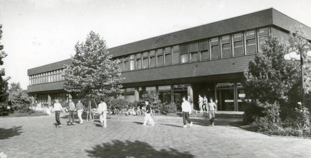 ARH Slg. Bartling 2895, Realschule / Leineschule an der Bunsenstraße, Ansicht der Gebäudefront von Südosten (2 Ex.), Neustadt a. Rbge., um 1980