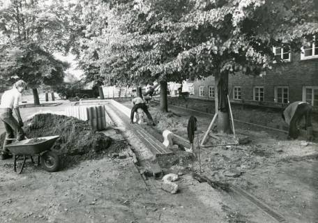 ARH Slg. Bartling 2897, Stockhausen-Schule, Durchführung von Außenarbeiten auf dem Schulhof, Neustadt a. Rbge., um 1980