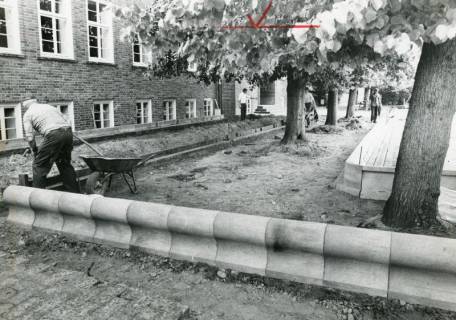 ARH Slg. Bartling 2898, Stockhausen-Schule, Durchführung von Außenarbeiten auf dem Schulhof, Blick auf den Haupteingang, Neustadt a. Rbge., um 1980