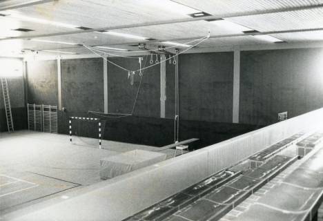 ARH Slg. Bartling 2904, Schulzentrum Süd, Bunsenstraße, Turnhalle, Blick von der Zuschauertribüne in die leere Halle, Neustadt a. Rbge., um 1974