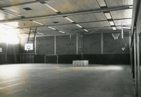 ARH Slg. Bartling 2905, Schulzentrum Süd, Bunsenstraße, Turnhalle, Blick von unten links diagonal durch die leere Halle (2 Ex.), Neustadt a. Rbge., um 1974