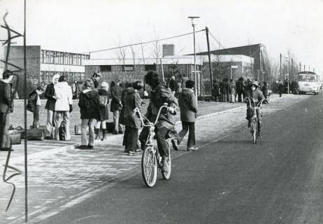 ARH Slg. Bartling 2906, Schulzentrum Süd, Bunsenstraße, Bushaltestellen, wartende Schüler*innen am Straßenrand, Neustadt a. Rbge., 1973