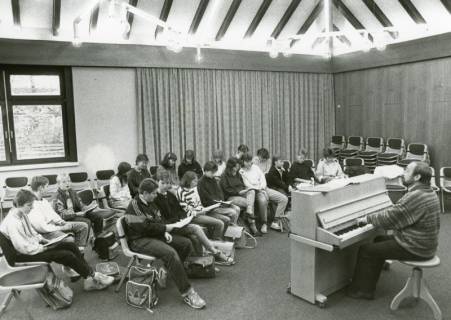 ARH Slg. Bartling 2909, Gymnasium an der Gaußstraße, Musikpavillon, Chorprobe mit Klavierbegleitung durch Lehrer N. N., Neustadt a. Rbge. , um 1988
