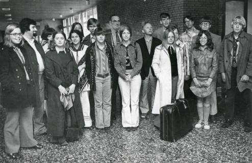 ARH Slg. Bartling 2912, Gymnasium an der Gaußstraße, Foyer, Gruppenbild der Gast-Schüler*innen mit Lehrer Ehrenheim (Mitte, neben Direktor Joachim Peters) aus Tacoma, Washington (USA), Neustadt a. Rbge., 1972