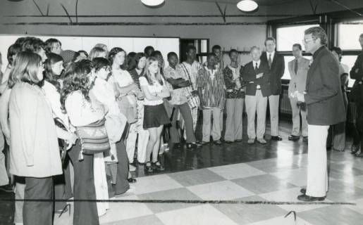 ARH Slg. Bartling 2920, Gymnasium an der Gaußstraße, Begrüßung einer Gruppe afrikanischer Austauschschüler im FZZ durch Bürgermeister Fritz Temps, Neustadt a. Rbge., 1974