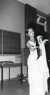 ARH Slg. Bartling 2921, Gymnasium an der Gaußstraße, Musikraum, Aufführung eines indischen Tanzes durch eine Inderin, Neustadt a. Rbge., 1973