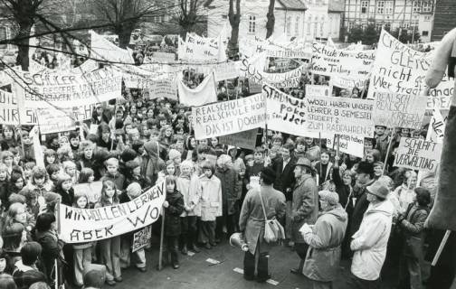 ARH Slg. Bartling 2947, Demonstration der Realschule Neustadt an der Lindenstraße nach dem Einzug der Orientierungsstufe Süd in ihre Räume, Neustadt a. Rbge., 1974