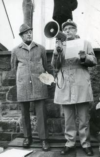 ARH Slg. Bartling 2949, Demonstration der Realschule Neustadt an der Lindenstraße nach dem Einzug der Orientierungsstufe Süd in ihre Räume, Neustadt a. Rbge., 1974