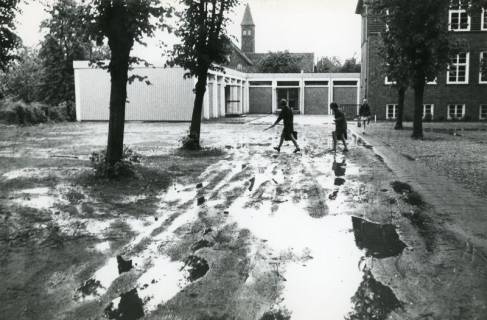 ARH Slg. Bartling 2962, Volksschule Stockhausenstraße, Weg zum Anbau im unbefestigten, von Pfützen übersäten Zustand, Blick nach Norden, Neustadt a. Rbge., 1969