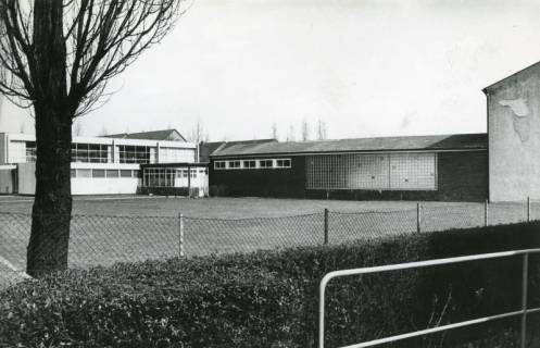 ARH Slg. Bartling 2969, Volksschule Am Goetheplatz, Blick über den neuen Bolzplatz auf die Turnhallen, Neustadt a. Rbge., 1973