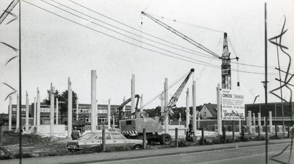 ARH Slg. Bartling 2976, Hans-Böckler-Schule, Bau der Sporthalle, Errichtung der Betonpfeiler mit Hilfe eines Baggers und eines Krans, Neustadt a. Rbge., 1974