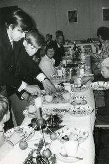 ARH Slg. Bartling 2997, Sonderschule, Adventsfeier, Blick über die festlich geschmückte Kaffeetafel, Neustadt a. Rbge., 1969
