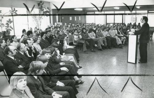 ARH Slg. Bartling 3000, Sonderschule, Verabschiedung von Schulabsolventen in feierlichem Rahmen, Blick von der Seite auf die Versammlung und den Redner am Pult, Neustadt a. Rbge., um 1972