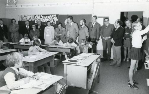 ARH Slg. Bartling 3004, Schule Am Ahnsförth, Besuch von Vertretern der Stadt nebeneinander stehend in einem Klassenzimmer, Neustadt a. Rbge., 1974