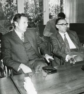 ARH Slg. Bartling 3009, Sonderschule, Rektor Ewalt Behrens (l.) und Schulrat Seifert, nebeneinander am Tisch sitzend, Doppelporträt, Neustadt a. Rbge., 1971