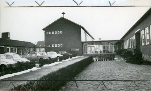 ARH Slg. Bartling 3019, Kreisberufsschule in der Goethestraße, Ansicht des Gebäudekomplexes mit Parkplatz (mit winterlichen Schneeresten), Neustadt a. Rbge., 1971