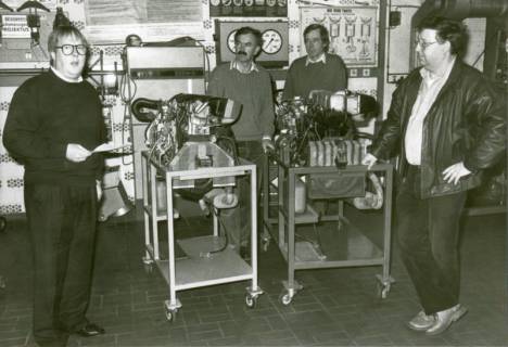 ARH Slg. Bartling 3036, Kreisberufsschule in der Goethestraße, Lehrwerkstatt, Vorführung zweier Verbrennungsmotoren vor Besuchern, um 1971