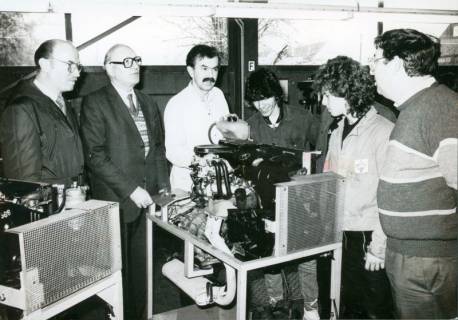 ARH Slg. Bartling 3037, Kreisberufsschule in der Goethestraße, Lehrwerkstatt, Vorführung zweier Verbrennungsmotoren vor mehreren Besuchern, Neustadt a. Rbge., um 1971