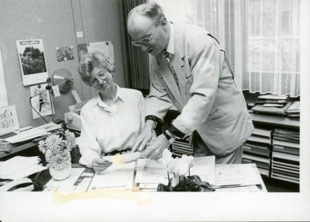 ARH Slg. Bartling 3054, Kreisberufsschule, Sekretariat, Absprache mit Frau Oehlerking durch Oberstudiendirektor Heinz Otto Pfingsten hinter dem Büroschreibtisch, Neustadt a. Rbge., um 1973