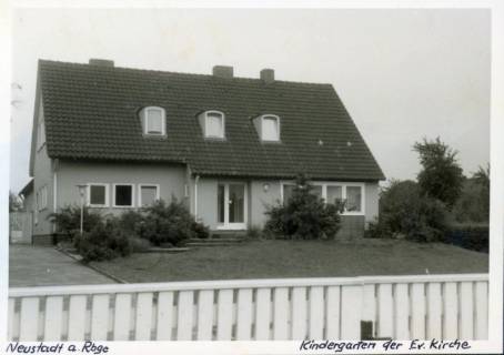 ARH Slg. Bartling 3056, Kindergarten der evangelischen Kirche, Gerhart-Hauptmann-Straße, Ansicht der Straßenfront des Gebäudes, Neustadt a. Rbge., um 1970