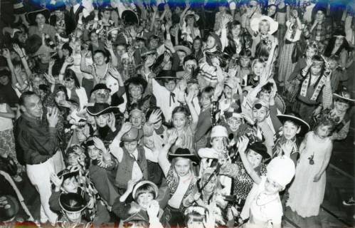 ARH Slg. Bartling 3084, Zahlreiche Gruppe von kostümierten Kindern jubelnd mit hoch gestreckten Armen, links ein Begleiter unkostümiert, Neustadt a. Rbge., um 1974