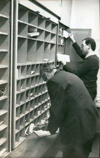 ARH Slg. Bartling 3186, Zwei Beamte beim Verteilen der Post auf die Postschließfächer, Postamt, Neustadt a. Rbge., 1974