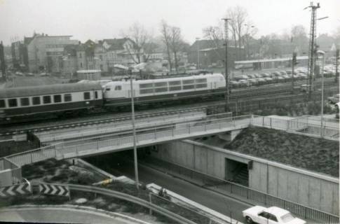 ARH Slg. Bartling 3220, Bahnunterführung Landwehr, die fertiggestellte Unterführung mit Eisenbahnzug auf der Brücke (Richtung Hannover), Neustadt a. Rbge., 1975