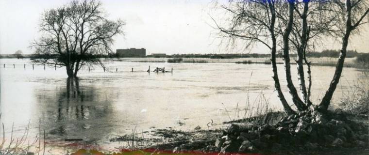 ARH Slg. Bartling 3223, Vom Hochwasser überschwemmte Leinemasch, Blick von der B 6 auf das Krankenhaus, Neustadt a. Rbge., um 1980