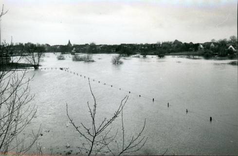 ARH Slg. Bartling 3224, Vom Hochwasser überschwemmtes Leinetal, Blick von der Brücke der Umgehungstraße (B 6) über die Leine nach Süden auf die Altstadt, Neustadt a. Rbge., 1974