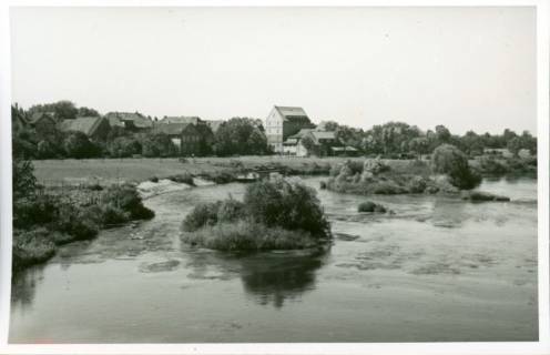 ARH Slg. Bartling 3230, Leine mit Flussinseln, Blick von Osten über das Leinetal auf die Gebäude der Eckstein-Mühle-Moldenhauer, Neustadt a. Rbge., um 1974
