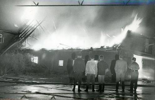 ARH Slg. Bartling 3253, Löscheinsatz beim Brand eines Bauernhauses; fünf nebeneinander stehende Männer beobachten den Einsturz des Dachstuhls, Scharrel, 1974