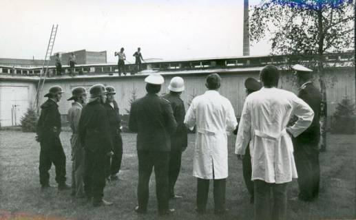 ARH Slg. Bartling 3260, Kleinbrand bei der Firma Kali-Chemie; vier Männer auf dem Dach der lang gestreckten Halle, Neustadt a. Rbge., 1972