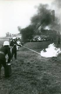 ARH Slg. Bartling 3265, Löschen eines lodernden Feuers mit einer Handdruck-Feuerwehrspritze, Übung der Jugendfeuerwehr auf dem Amtswerder, Neustadt a. Rbge., um 1971