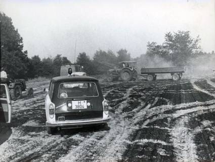 ARH Slg. Bartling 3283, Übergreifen des Feuers beim Abflämmen von Stroh; Trecker mit Anhänger, Feuerwehrwagen und Polizei-Einsatzwagen auf abgeflämmtem Acker, Hagen, um 1973