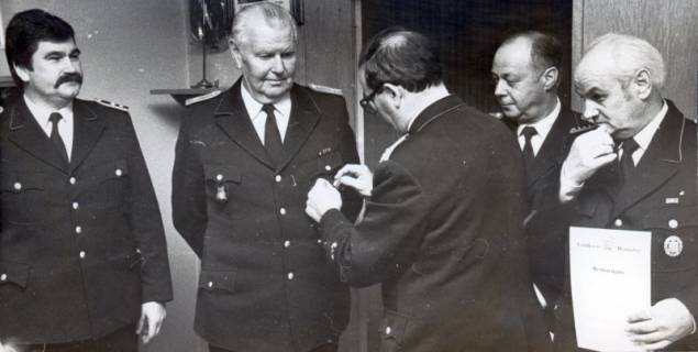 ARH Slg. Bartling 3312, Auszeichnung von vier Feuerwehrleuten, darunter Stadtbrandmeister Walter Hasselbring durch N. N., Neustadt a. Rbge., um 1975