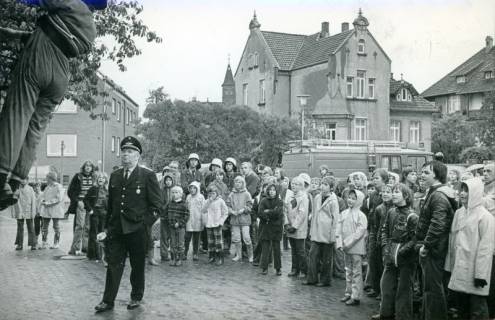 ARH Slg. Bartling 3313, Abseilen von einem Turm, Vorführung vor vielen Kindern anläßlich der Brandschutzwoche, Kommentator in Uniform (l.) Stadtbrandmeister Walter Hasselbring, Neustadt a. Rbge., 1974