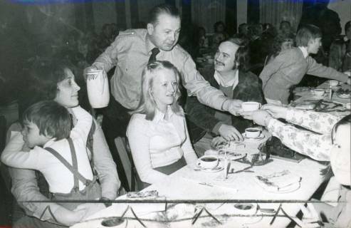 ARH Slg. Bartling 3323, Bei der Weihnachtsfeier serviert der Feuerwehrmann Helmut Thoms den in Zivil an langen Tischen sitzenden Gästen eine Tasse Kaffee, Neustadt a. Rbge., 1974