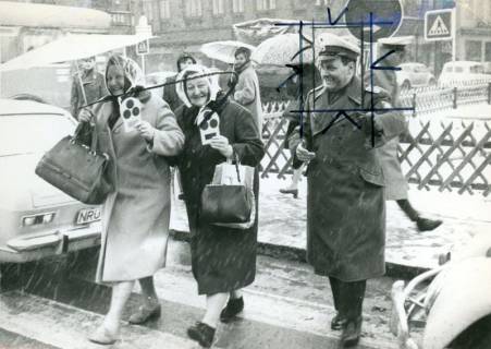 ARH Slg. Bartling 3333, Polizei-Hauptmeister Wittig geleitet zwei ältere Frauen im Schneetreiben über die Straße, Neustadt a. Rbge., 1969